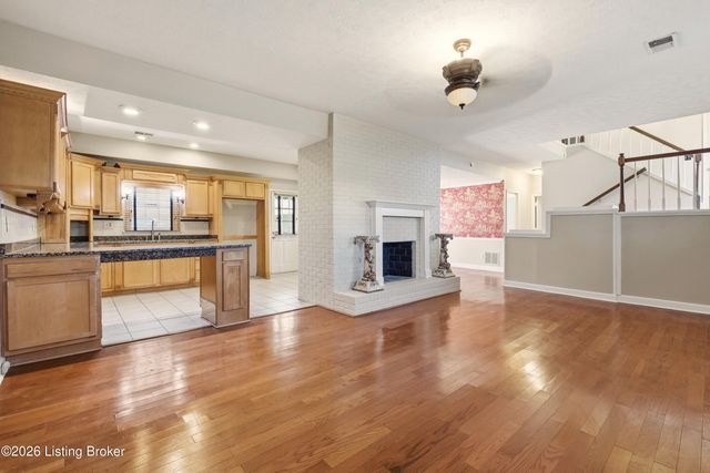 1005 Cannons Ln, Louisville, KY 40207