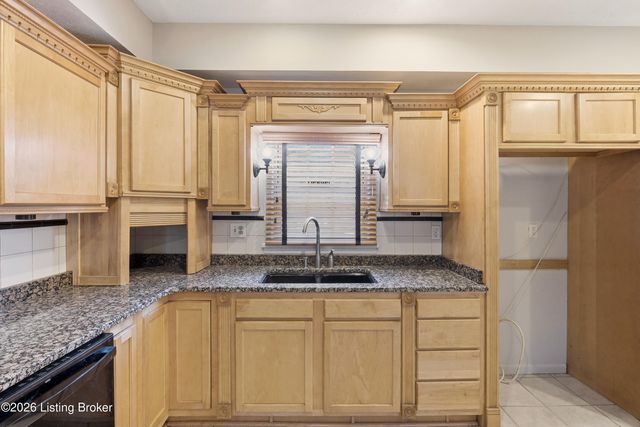 1005 Cannons Ln, Louisville, KY 40207