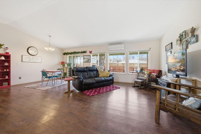 306 SE 8th Street, Madras, OR 97741