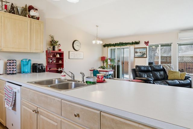 306 SE 8th Street, Madras, OR 97741