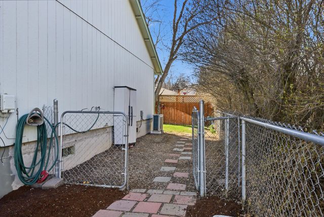 306 SE 8th Street, Madras, OR 97741