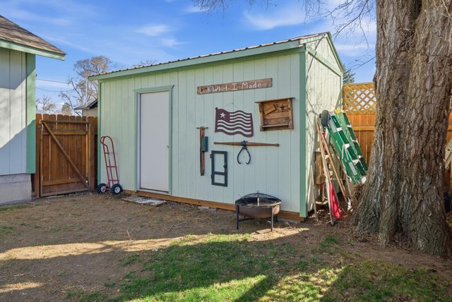 306 SE 8th Street, Madras, OR 97741