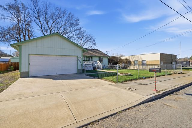 306 SE 8th Street, Madras, OR 97741