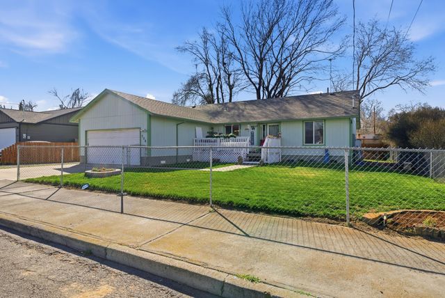 306 SE 8th Street, Madras, OR 97741