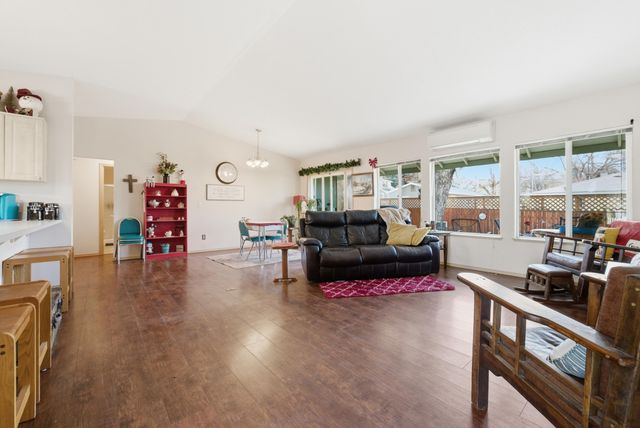 306 SE 8th Street, Madras, OR 97741