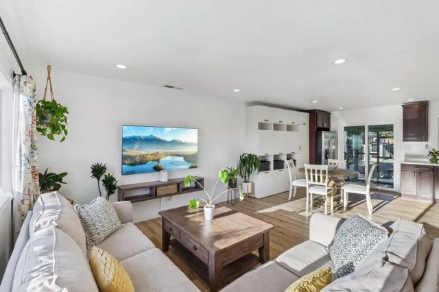 2852 Yvonne St, Oceanside, CA 92056
