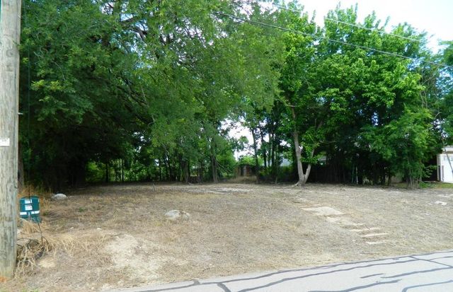809 E 5th Street, Bonham, TX 75418