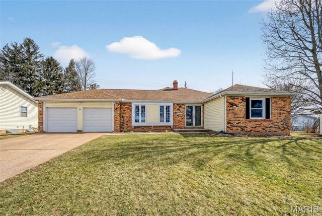 5881 Sir Edward Lane, Florissant, MO 63033