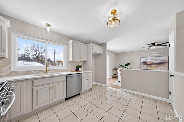 5881 Sir Edward Lane, Florissant, MO 63033