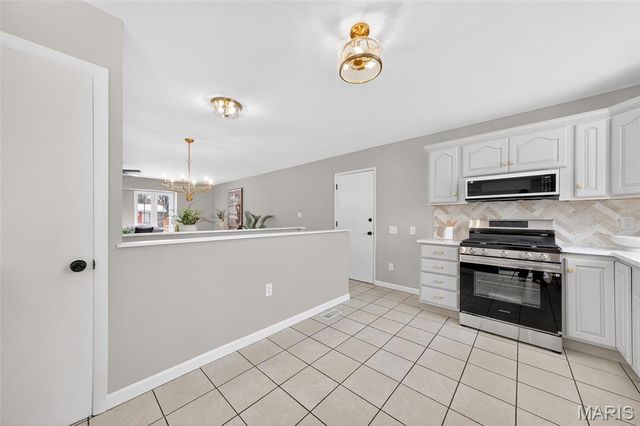 5881 Sir Edward Lane, Florissant, MO 63033