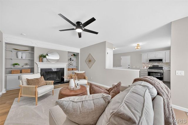 5881 Sir Edward Lane, Florissant, MO 63033