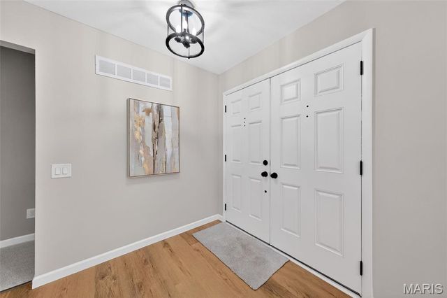 5881 Sir Edward Lane, Florissant, MO 63033