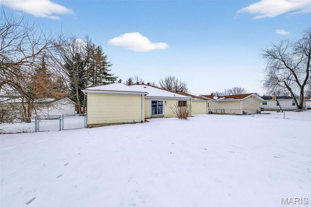 5881 Sir Edward Lane, Florissant, MO 63033