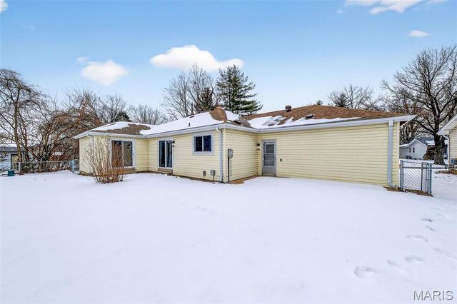 5881 Sir Edward Lane, Florissant, MO 63033