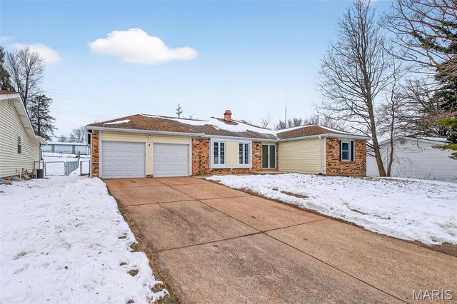 5881 Sir Edward Lane, Florissant, MO 63033