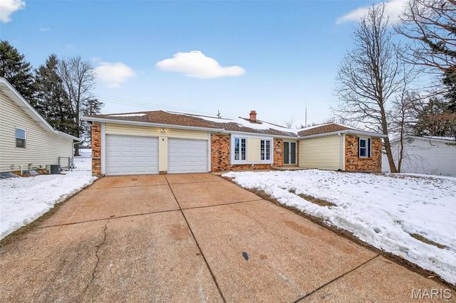 5881 Sir Edward Lane, Florissant, MO 63033