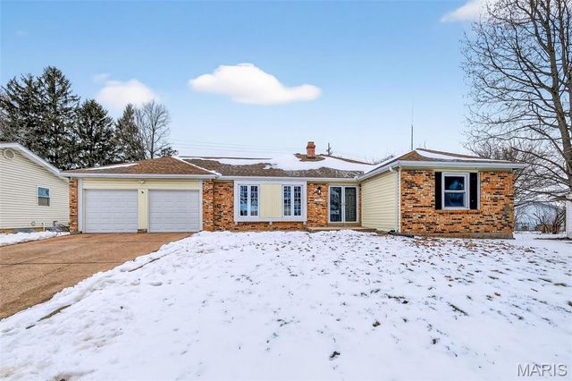 5881 Sir Edward Lane, Florissant, MO 63033