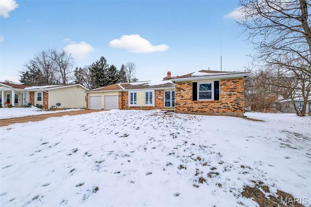 5881 Sir Edward Lane, Florissant, MO 63033