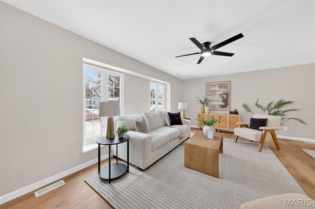 5881 Sir Edward Lane, Florissant, MO 63033