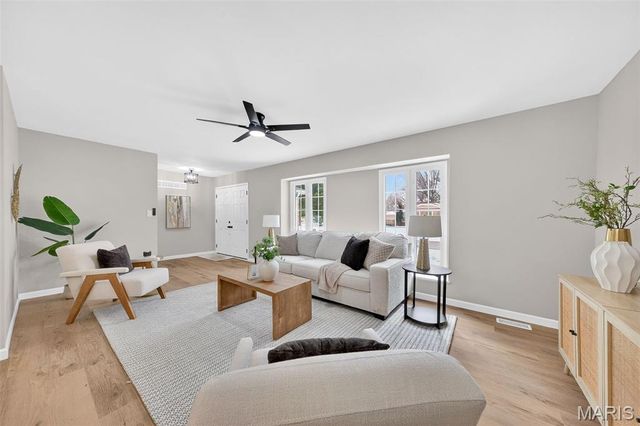 5881 Sir Edward Lane, Florissant, MO 63033