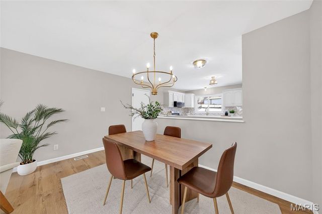 5881 Sir Edward Lane, Florissant, MO 63033