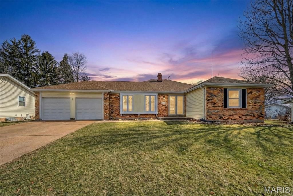 5881 Sir Edward Lane, Florissant, MO 63033