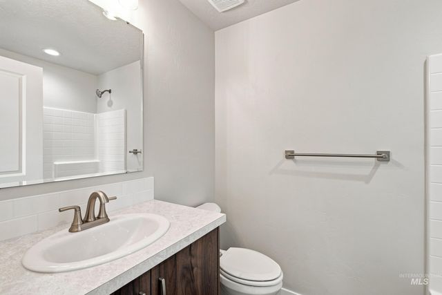 240 N Tideberry Ave, Kuna, ID 83634