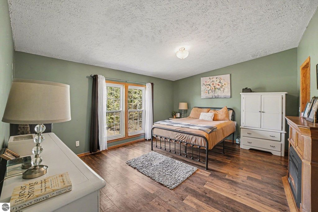 Image 6 of property listing at 3949 S Alamando Road, St Louis, MI 48880