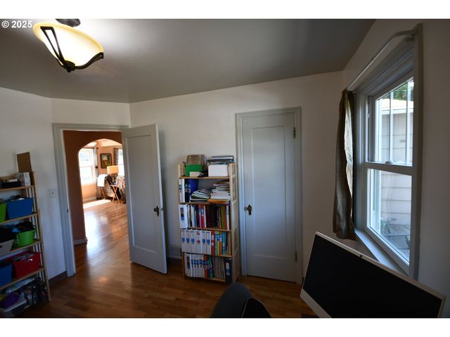 719 W 11TH St, The Dalles, OR 97058
