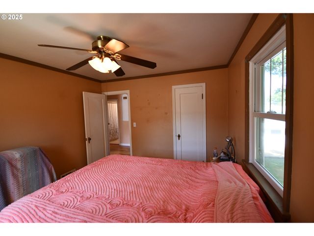 719 W 11TH St, The Dalles, OR 97058