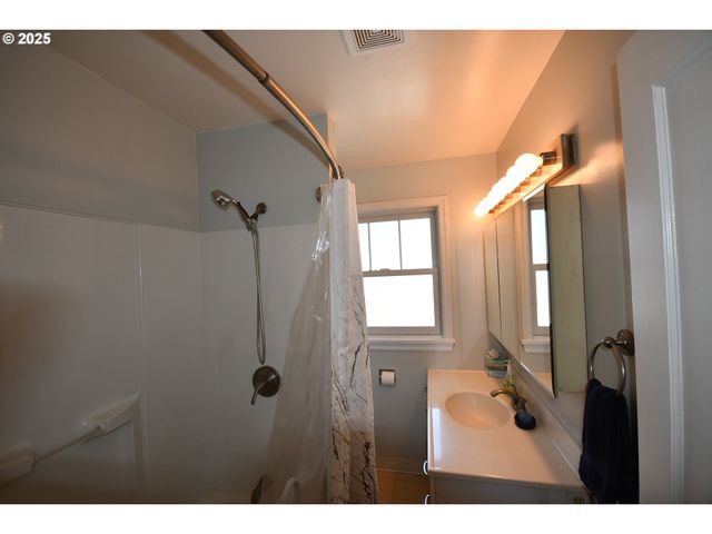 719 W 11TH St, The Dalles, OR 97058