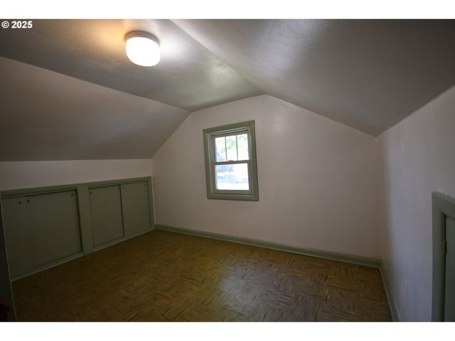 719 W 11TH St, The Dalles, OR 97058
