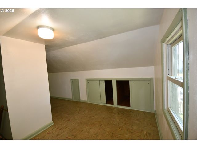 719 W 11TH St, The Dalles, OR 97058