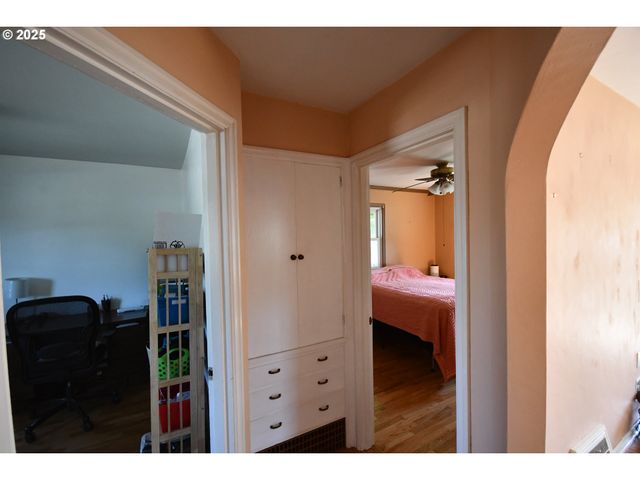 719 W 11TH St, The Dalles, OR 97058