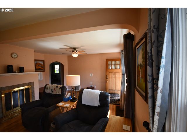 719 W 11TH St, The Dalles, OR 97058