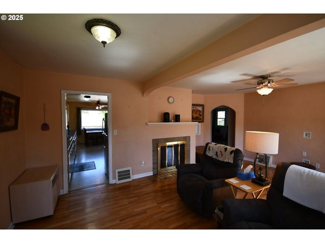 719 W 11TH St, The Dalles, OR 97058