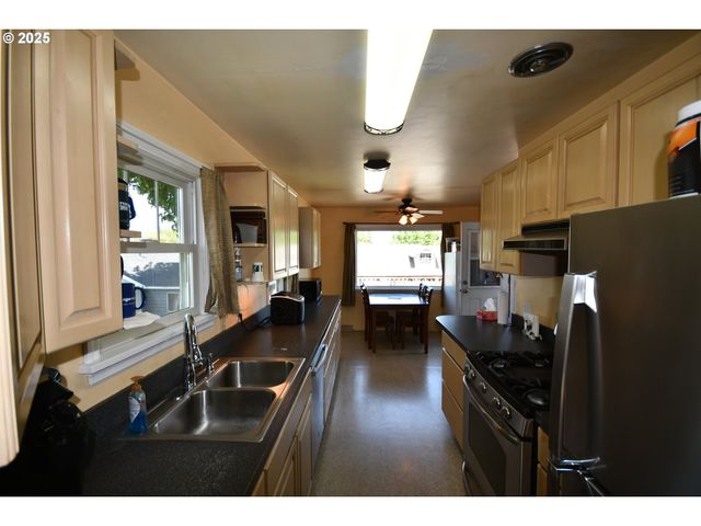 719 W 11TH St, The Dalles, OR 97058