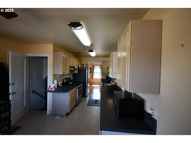 719 W 11TH St, The Dalles, OR 97058