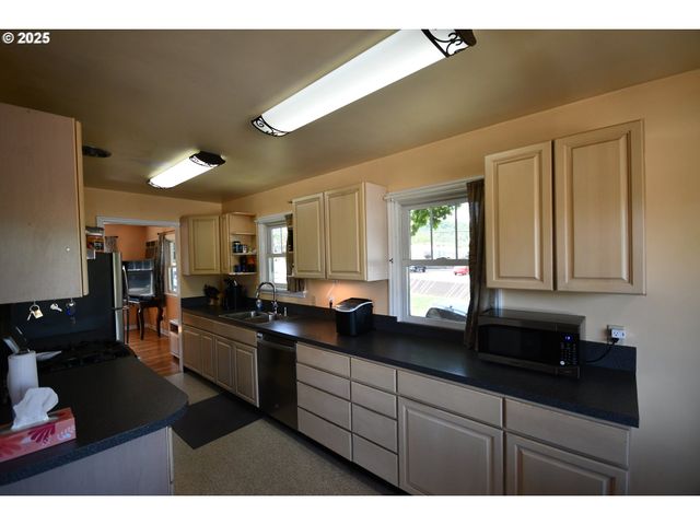 719 W 11TH St, The Dalles, OR 97058