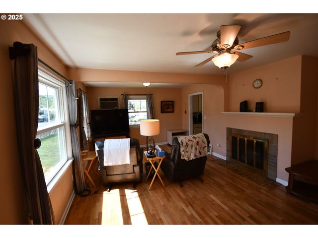 719 W 11TH St, The Dalles, OR 97058