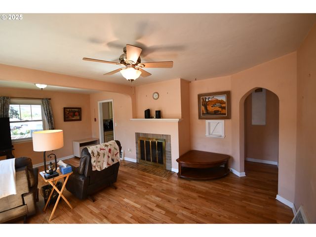 719 W 11TH St, The Dalles, OR 97058