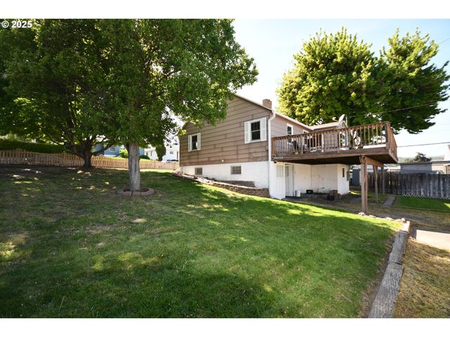719 W 11TH St, The Dalles, OR 97058