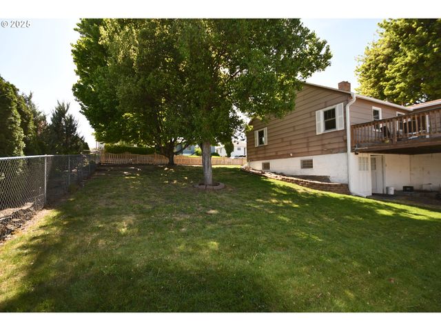 719 W 11TH St, The Dalles, OR 97058