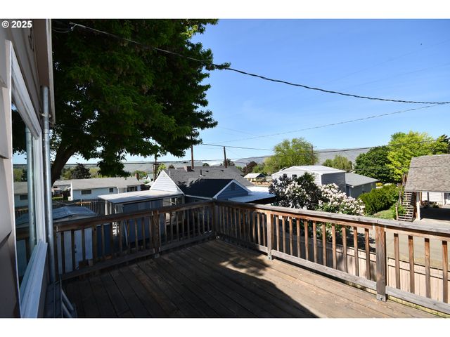719 W 11TH St, The Dalles, OR 97058
