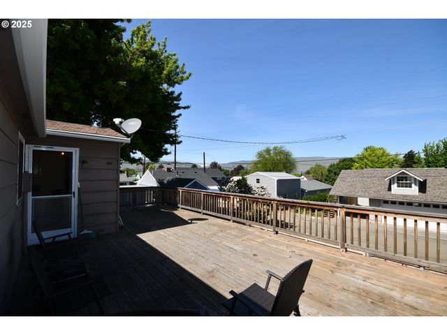 719 W 11TH St, The Dalles, OR 97058