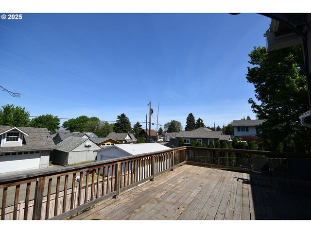 719 W 11TH St, The Dalles, OR 97058