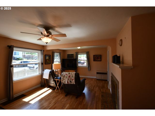 719 W 11TH St, The Dalles, OR 97058