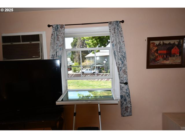 719 W 11TH St, The Dalles, OR 97058