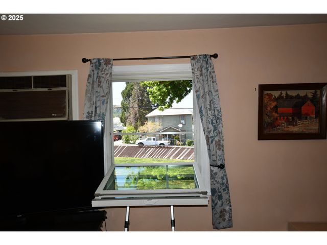 719 W 11TH St, The Dalles, OR 97058