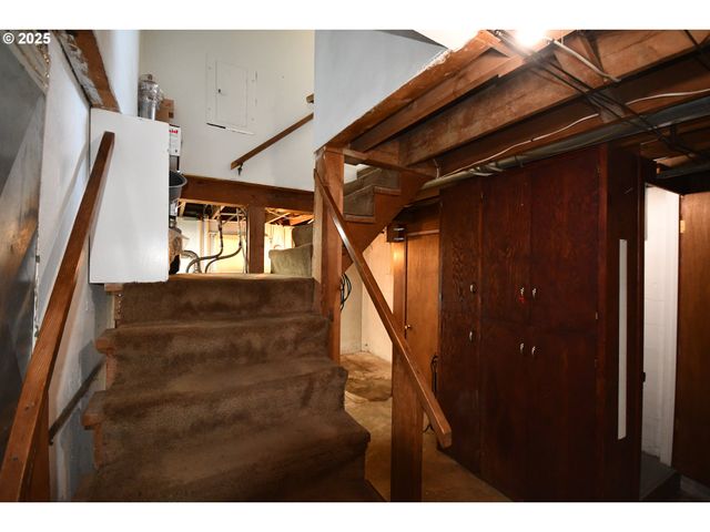 719 W 11TH St, The Dalles, OR 97058